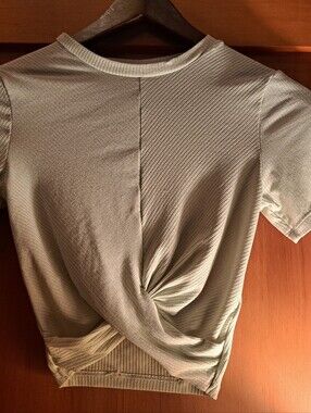 Divided H&M Twist-Front Women’s Top - Short Sleeve Cropped, Light Green